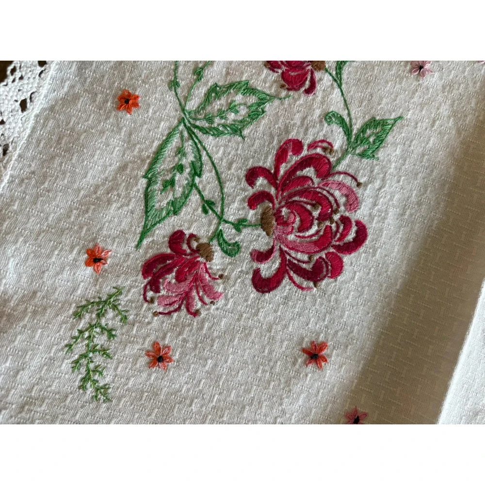 Vintage Hand Embroidered Floral Table Runner Lace Trim Cottagecore Cream 36x14.5